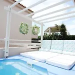 Pentathlon Collection Villa